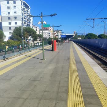 Kaynarca Marmara İstasyonu’nda Yetersiz Oturak Ve Ayakta Bekleme Sorunu