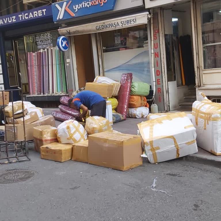 Yurtiçi Kargo Beyazıt Şubesi’nin Kaldırım Ve Yol İşgali Esnafı Mağdur Ediyor