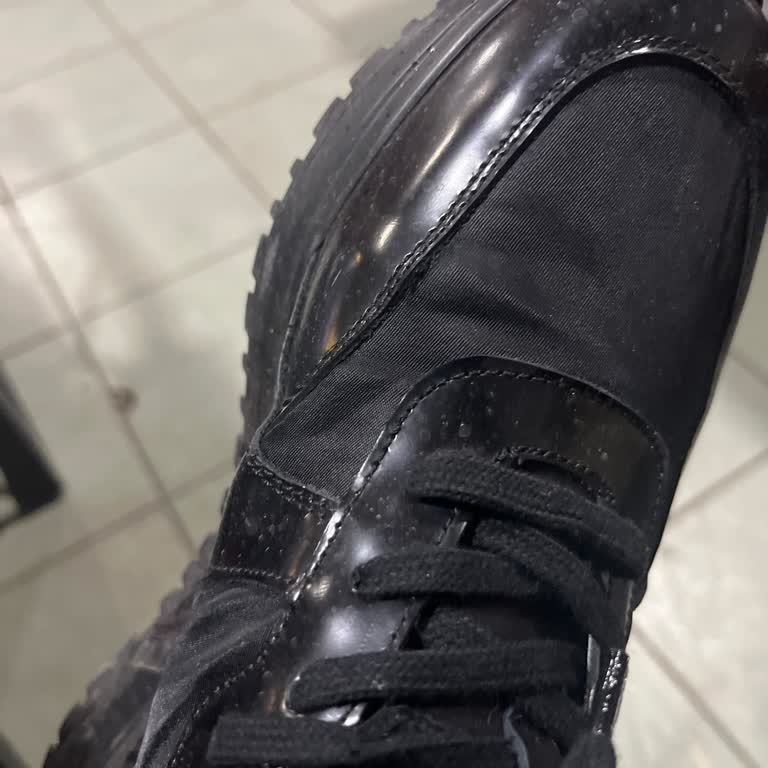 Yeni Alınan Ayakkabı İki Kullanımda Yırtıldı!