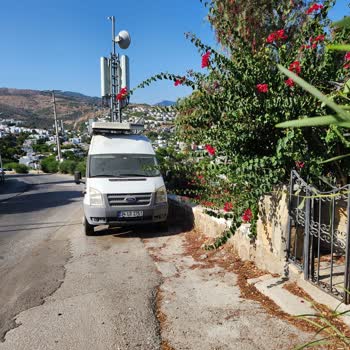 Evimin Önüne Park Eden Seyyar Baz İstasyonu Trafik Ve İletişim Sorunları Yaratıyor