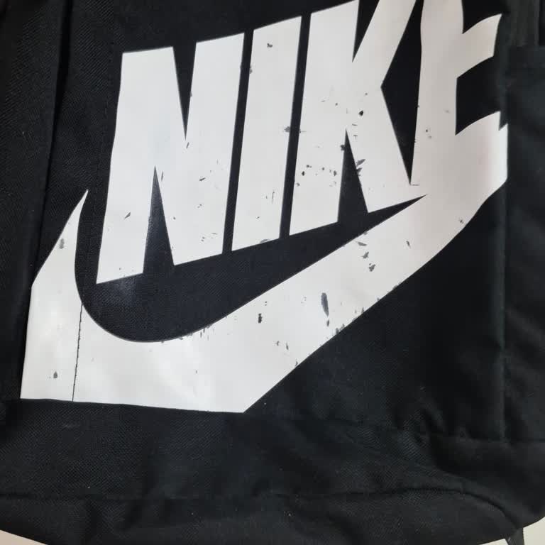 Nike Okul Çantasında Kısa Sürede Logo Soyulması Ve Kalite Sorunu