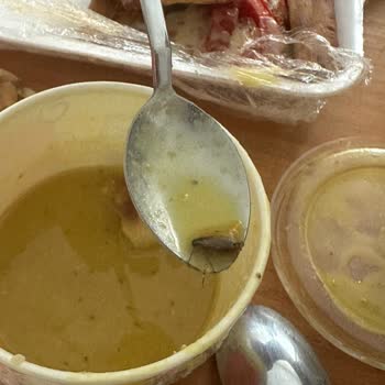 Yemekten Hamam Böceği Çıktı Restoran Sadece Haklısınız Dedi