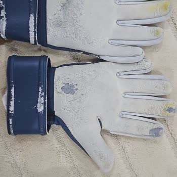 Garanti Verilen Kaleci Eldiveni 3 Ayda Parçalandı, Değişim Reddedildi