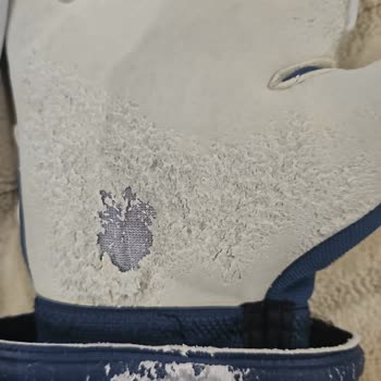 Garanti Verilen Kaleci Eldiveni 3 Ayda Parçalandı, Değişim Reddedildi