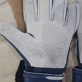 Garanti Verilen Kaleci Eldiveni 3 Ayda Parçalandı, Değişim Reddedildi