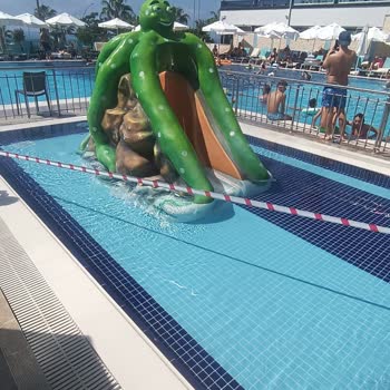 Küçük Ve Kirli Havuz, Bakımsız Plaj, İlgisiz Yönetimle Hayal Kırıklığı Yaşadık