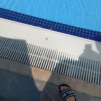 Küçük Ve Kirli Havuz, Bakımsız Plaj, İlgisiz Yönetimle Hayal Kırıklığı Yaşadık