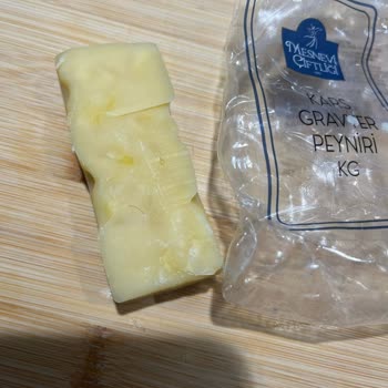 Aldığım Gravyer Peynirinin İçinde Kıl Çıktı İade Ve Ücret İadesi Talep Ediyorum