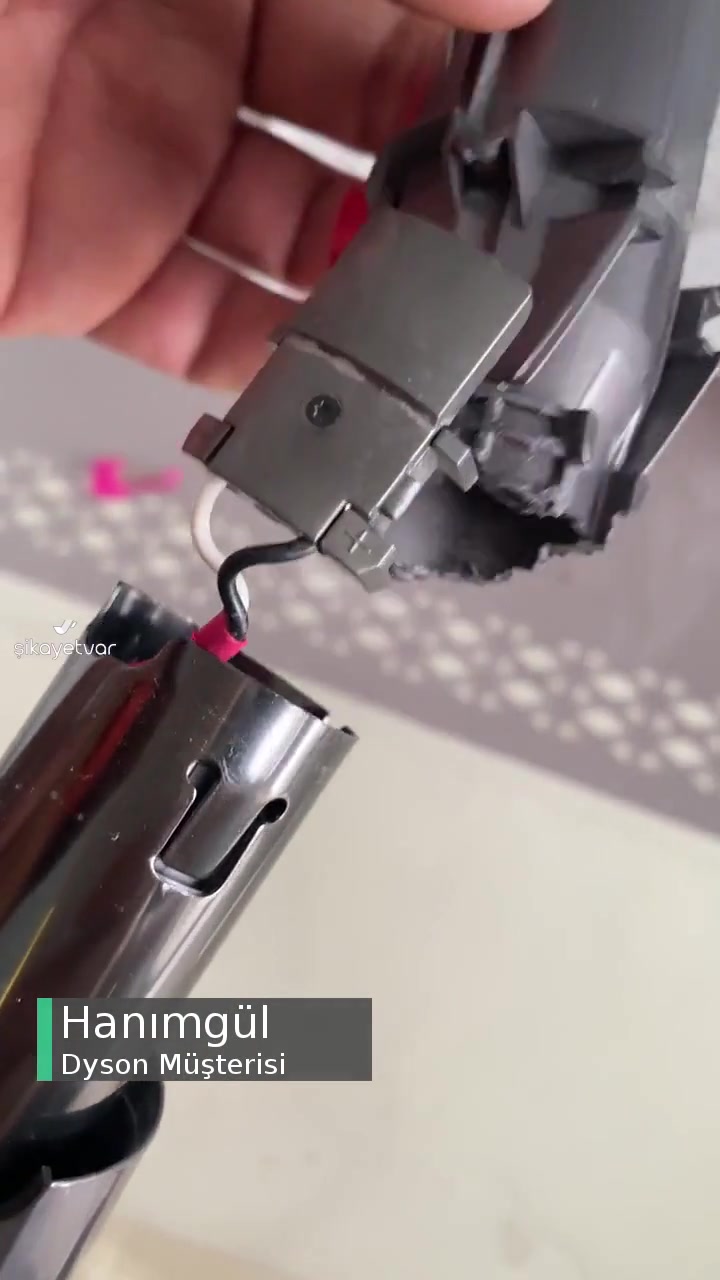 Dyson V12 Süpürge Bağlantı Borusu Kırıldı videonun kapak resmi