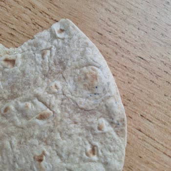 Migros'tan Aldığım Lavaşta Şüpheli Lekeler Ve Sağlık Endişesi