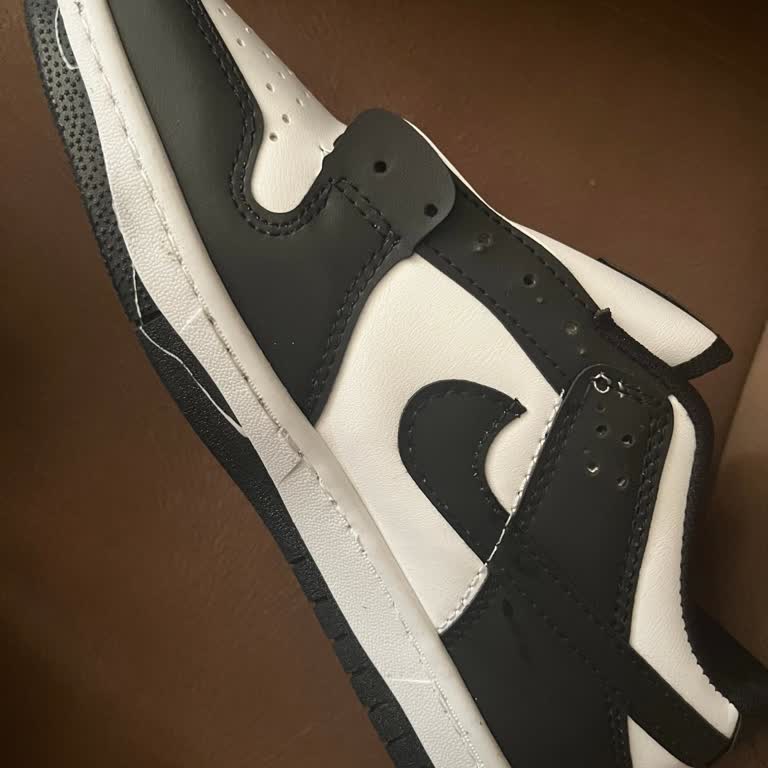 Siparişimdeki Ayakkabı Boya Lekeli Çıktı, Müşteri Hizmetleri Dönüş Yapmıyor