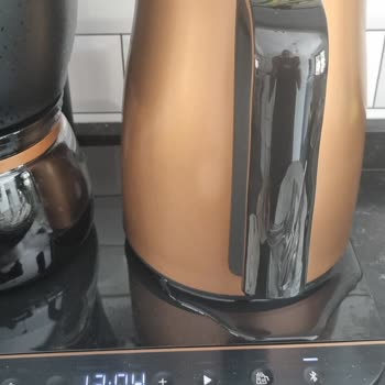 Arçelik Çay Makinesi Sürekli Su Akıtıyor, Tamirden Sonra Sorun Artıyor Ve Mutfakta Zarara Yol Açıyor