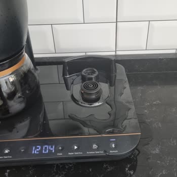 Arçelik Çay Makinesi Sürekli Su Akıtıyor, Tamirden Sonra Sorun Artıyor Ve Mutfakta Zarara Yol Açıyor