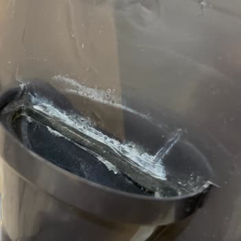 Dyson Süpürgemin Conta Değişimi Yerine Amatörce Yapıştırıcıyla Onarılması