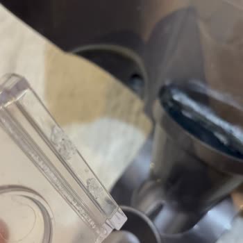 Dyson Süpürgemin Conta Değişimi Yerine Amatörce Yapıştırıcıyla Onarılması