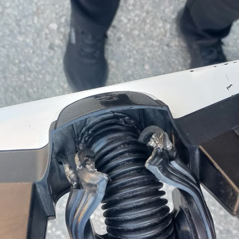 Bosch Ultimate 6 Seri Şarjlı Süpürgede Garanti Sonrası Kronik Başlık Kırılması Ve Halıda Leke Sorunu