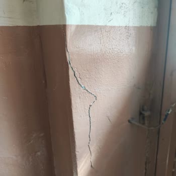 Deprem Sonrası Binamızda Büyük Çatlaklar Var İnceleme Yapılmıyor