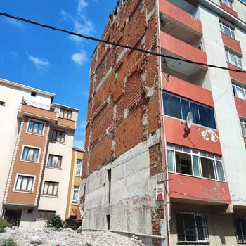 Deprem Sonrası Binamızda Büyük Çatlaklar Var İnceleme Yapılmıyor