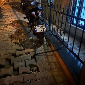 Kaldırıma Park Eden Motorlar Yaya Geçişini Ve Evimize Giriş Çıkışını Engelliyor