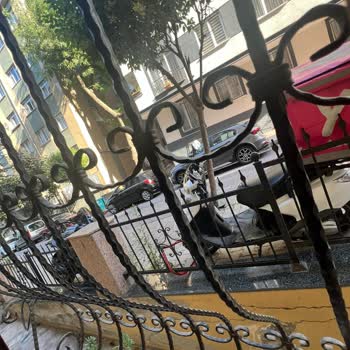 Kaldırıma Park Eden Motorlar Yaya Geçişini Ve Evimize Giriş Çıkışını Engelliyor