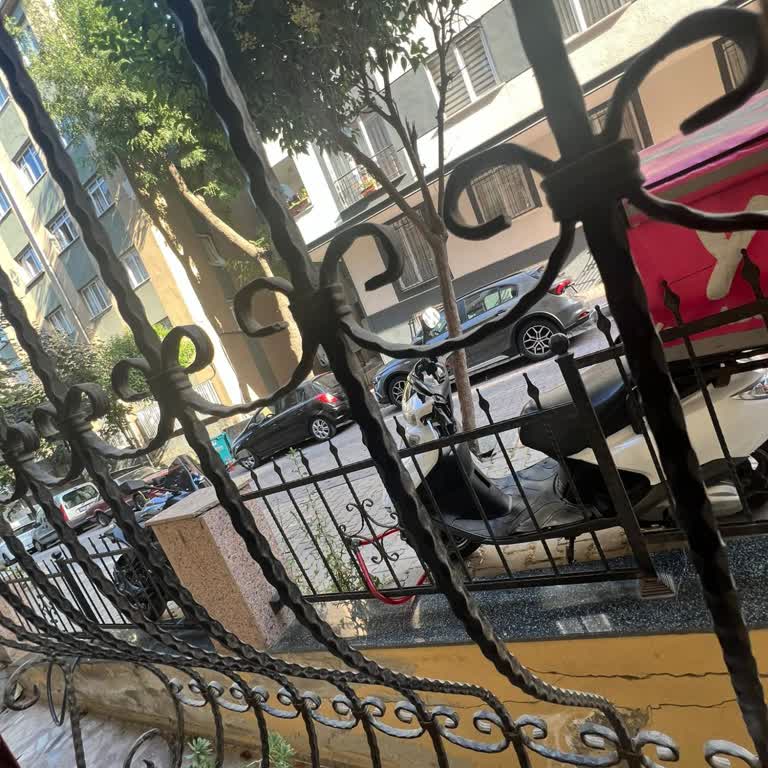 Kaldırıma Park Eden Motorlar Yaya Geçişini Ve Evimize Giriş Çıkışını Engelliyor