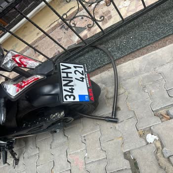 Kaldırıma Park Eden Motorlar Yaya Geçişini Ve Evimize Giriş Çıkışını Engelliyor