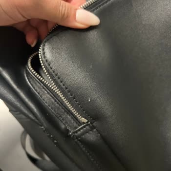 Calvin Klein Sırt Çantasında Kısa Sürede Ciddi Soyulma Ve Boyner’den Yanıt Alamama