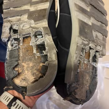 Az Kullanılmış Ayakkabının Tabanı Kısa Sürede Parçalandı