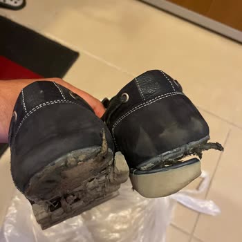 Az Kullanılmış Ayakkabının Tabanı Kısa Sürede Parçalandı