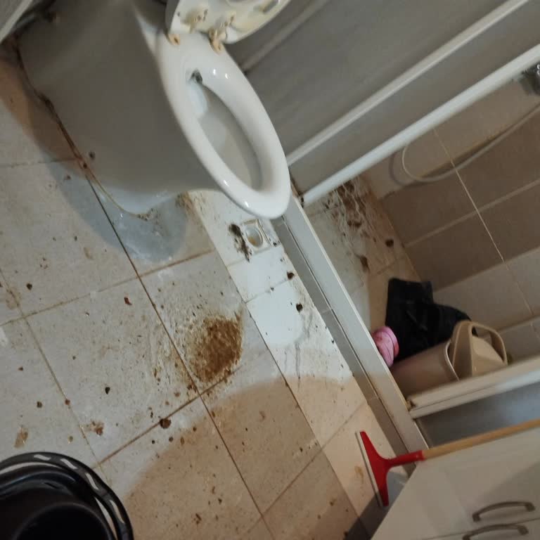 Kanalizasyon Taşkınına 2 Gündür Müdahale Edilmiyor, Mağduriyetim Sürmekte