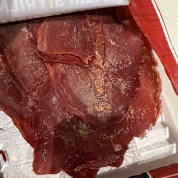 Şok Marketler Son Kullanma Tarihi Geçmemiş Pastırmadan Kötü Koku Ve Renk Değişikliği!