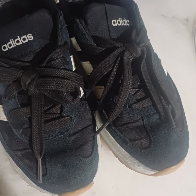 Aldığım Adidas Ayakkabı 1 Ayda Eski Göründü, Mağaza İlgisiz Kaldı