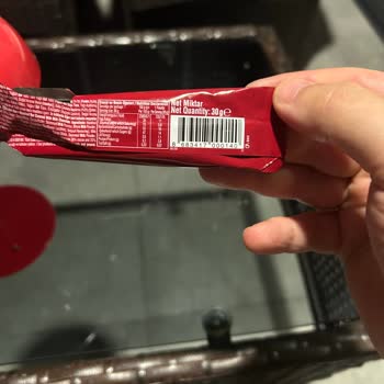 Tadelle Çikolatanın İçinden Yabancı Cisim Çıkması Nedeniyle Hayal Kırıklığı