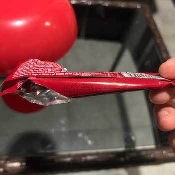 Tadelle Çikolatanın İçinden Yabancı Cisim Çıkması Nedeniyle Hayal Kırıklığı