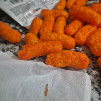 Aldığım Cipsin İçinden Canlı Kurtçuk Çıktı, Firma Geri Dönüş Yapmıyor