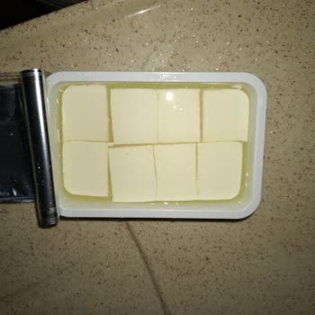 Son Kullanma Tarihi Geçmemiş Peynirin Kokması Ve Mağaza İlgisizliği