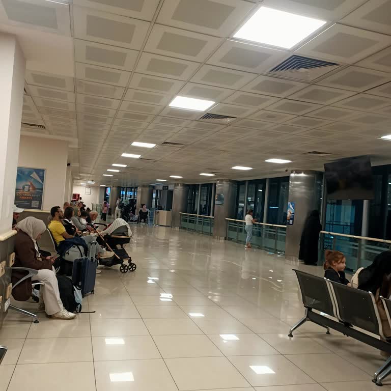 Trabzon Havalimanı'nda Yetersiz Koltuk Nedeniyle Yolcular Ayakta Bekliyor