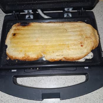 Sinbo Tost Makinesi Isınıyor, Duman Çıkıyor Fakat Tost Yapmıyor