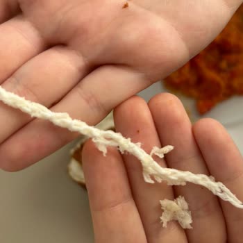 Dondurulmuş Simitten Çıkan İp Hijyen Ve Kalite Endişesi Yarattı