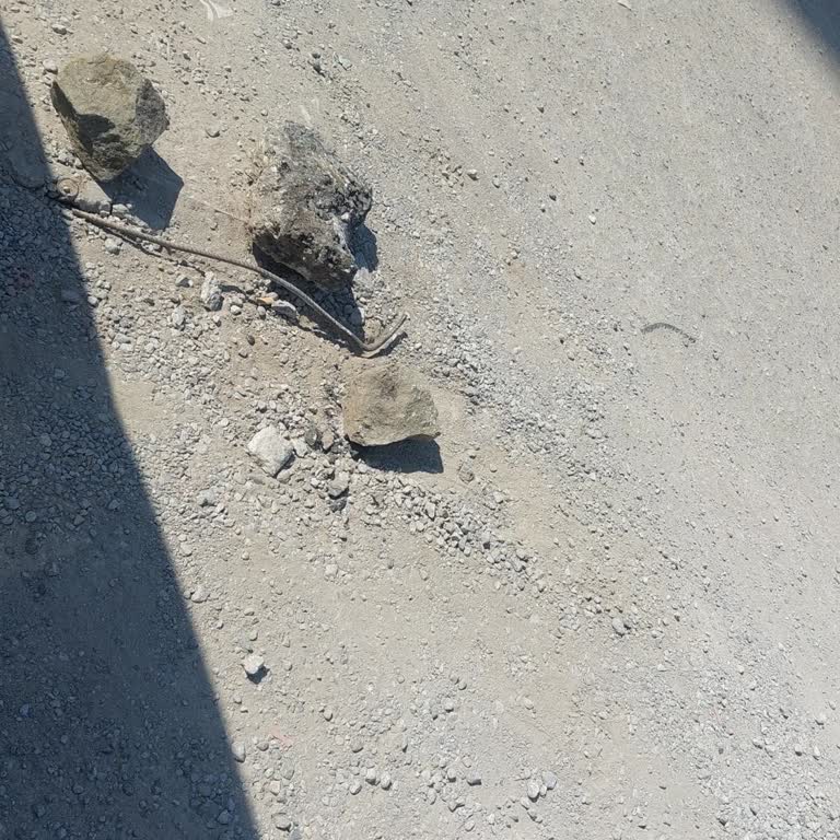 Türk Telekom Bacasındaki Çökme Araçlar İçin Tehlike Oluşturuyor, Acil Çözüm Bekleniyor