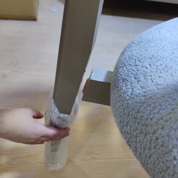 Kırık Sandalyeler 3 Aydır Teslim Edilmiyor, İletişim Sağlanamıyor