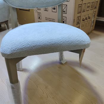 Kırık Sandalyeler 3 Aydır Teslim Edilmiyor, İletişim Sağlanamıyor