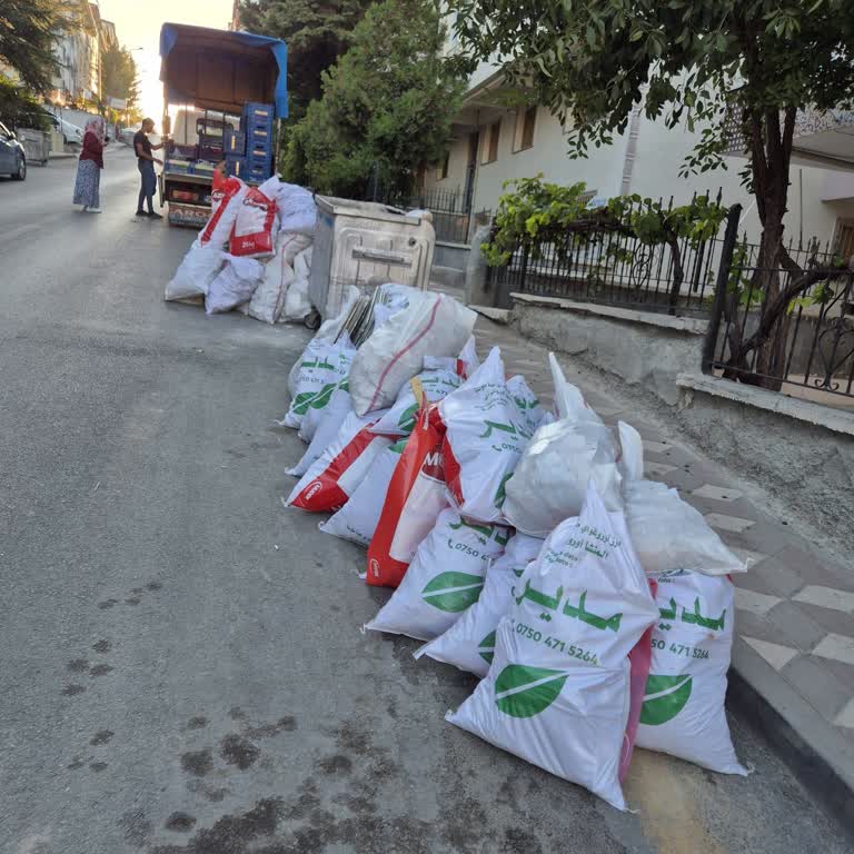 Yola Ve Garaj Girişine Bırakılan Molozlar Mahallede Güvenliği Tehdit Ediyor