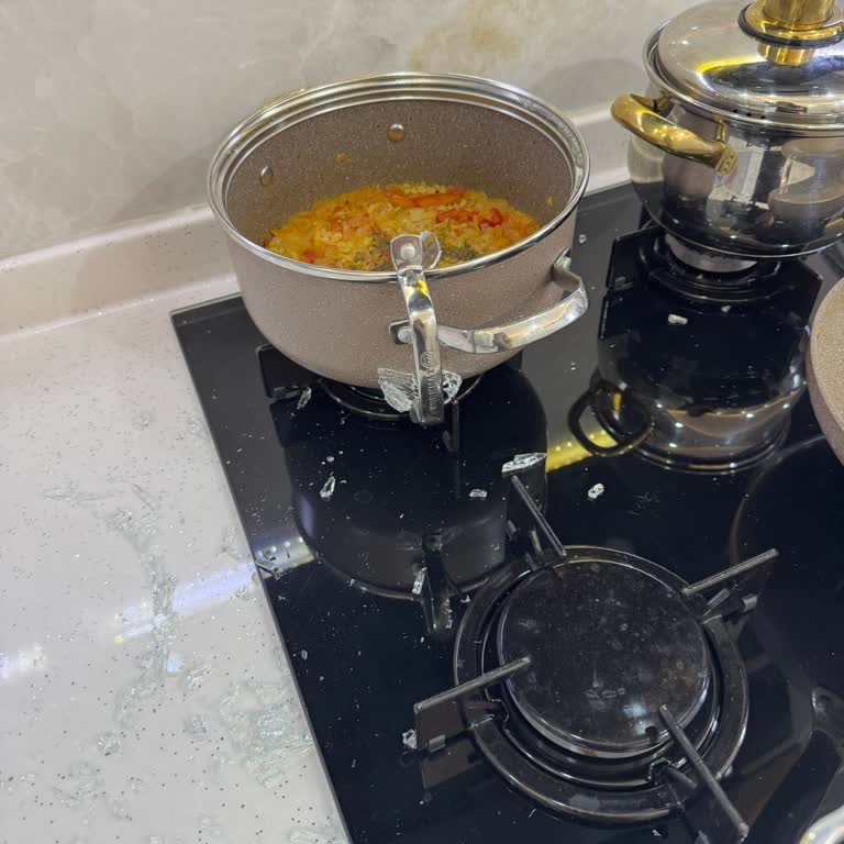 Yeni Alınan Tencere Setinin Cam Kapağı Kullanım Sırasında Patladı