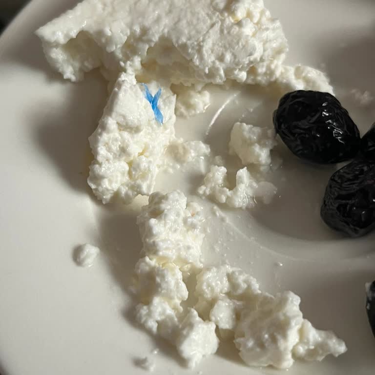 Aldığımız Beyaz Peynirin İçinden Eldiven Parçası Çıktı: Sağlık Ve Hijyen Endişesi