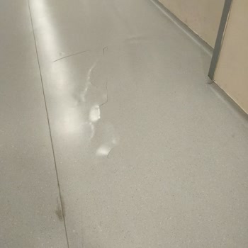 Doğum Ünitesi Önünde Zemindeki Derin Çatlak Güvenliğimizi Tehdit Ediyor