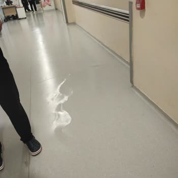 Doğum Ünitesi Önünde Zemindeki Derin Çatlak Güvenliğimizi Tehdit Ediyor