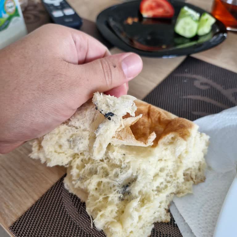 Şok Marketler Bazlamadan Çıkan Siyah Madde Tüketici Güvenini Sarsıyor!