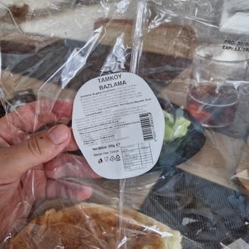 Şok Marketler Bazlamadan Çıkan Siyah Madde Tüketici Güvenini Sarsıyor!