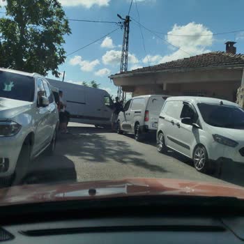 Hepsijet Şubesi Araçlarının Sokak Girişini Kapatarak Trafiği Engellemesi